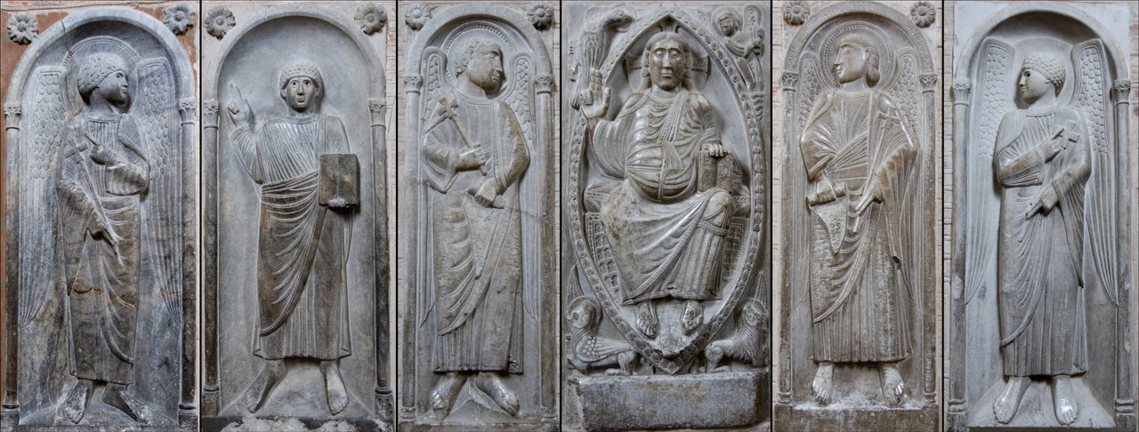 Détail des bas reliefs en marbre du déambulatoire: le christ en majesté au centre, un séraphin, un chérubin, deux anges et deux apôtres (l'ordre représenté ici ne correspond pas forcement à l'ordre réel, un bas relief est aussi absent)