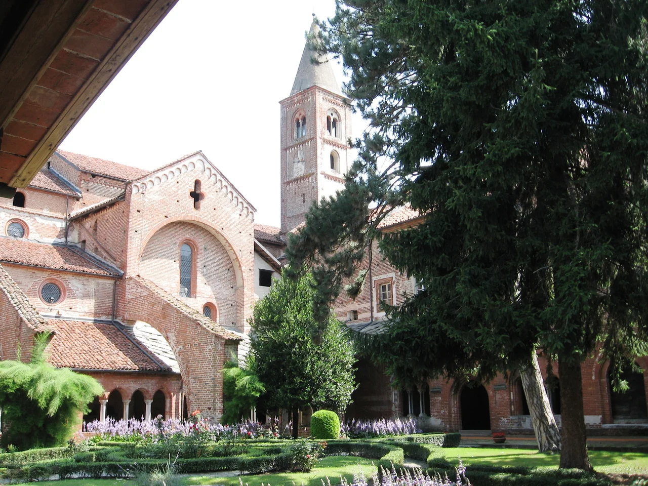 Revello. Cuneo. La Chiesa Abbaziale di Staffarda vista dal chiostro.