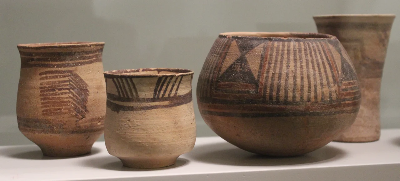 Musée Guimet. Cerámica prehistórica Afghanistan, Jean Marie Casal: Fouilles de Mundigak. Paris 1961, fig. 74, no. 237a (Periode IV, the left vessel),  pl. XXXIIB (Period IV, second vessel from left); pl. XXXB (Periode III, third from left), fig. 77, no. 267 (Periode IV (vessel on the right).