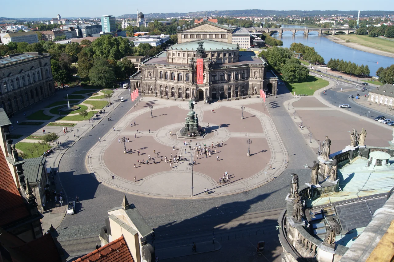 Dresden: Blick vom Hausmannsturm des Residenzschlosses auf den Theaterplatz mit der Semperoper