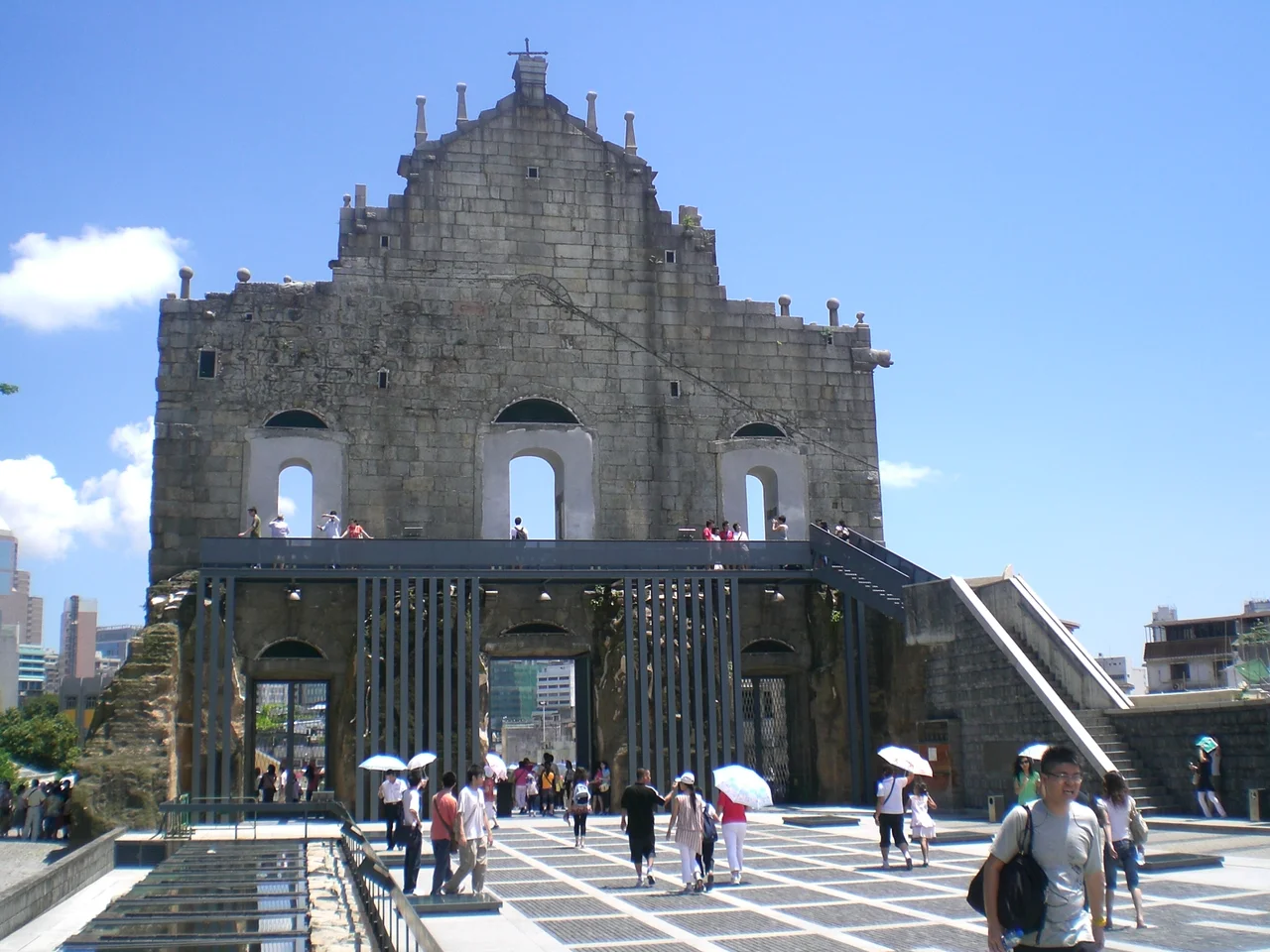 大三巴牌坊, Cathedral of Saint Paul in Macau
and 天主教藝術博物館與墓室 O Museu de Arte Sacra e Cripta (Museum of Sacred Art).

Photo author= Mo707
